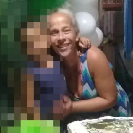 MULHER É ENCONTRADA MORTA COM A FILHA VIVA AO LADO DO CORPO EM MG