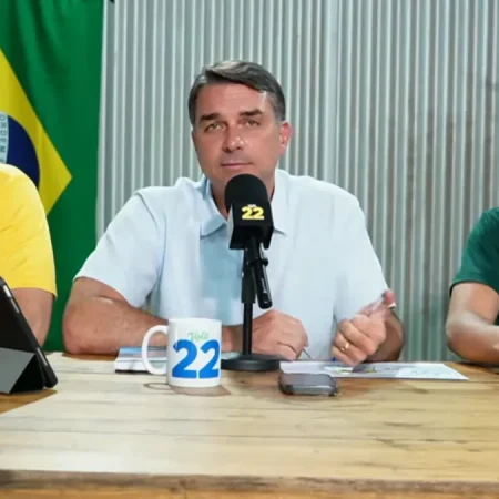 FLÁVIO CRITICA “PACOTE DE BONDADES DE LULA” E PROMETE “PROSPERIDADE”