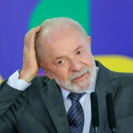 LULA DIZ QUE ESTÁ ‘CHEIO DE NEGO MALUCO NO MUNDO’ E AFIRMA QUE TRUMP QUER TOMAR PANAMÁ E GROENLÂNDIA