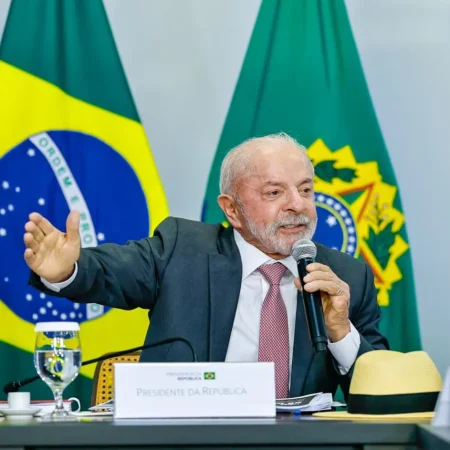LULA TENTA “VIRAR PAUTA” COM BOLSA FAMÍLIA E CANETAS EMAGRECEDORAS