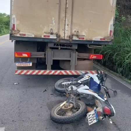 MULHER FICA FERIDA APÓS COLIDIR MOTO CONTRA TRASEIRA DE CAMINHÃO