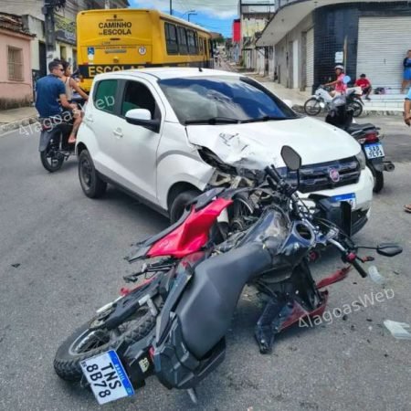 MOTOCICLISTA SAI ILESO APÓS COLISÃO ENTRE CARRO E MOTO