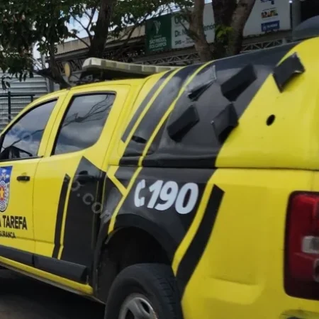 HOMEM É DETIDO APÓS ATINGIR VIZINHA COM PEDRA