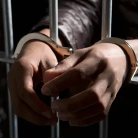 FILHO É PRESO APÓS AMEAÇAR COLOCAR FOGO NA CASA DA MÃE
