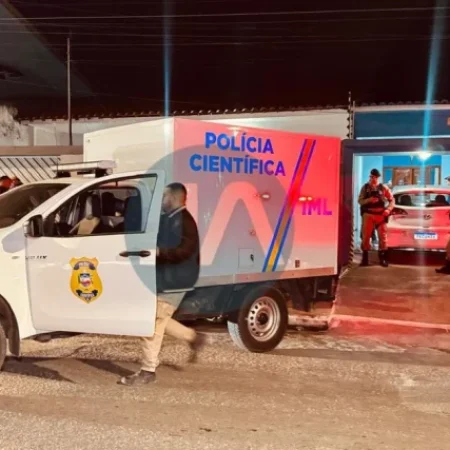 TRAGÉDIA EM ARAPIRACA: MARIDO PERDE CONTROLE DE CARRO E PRENSA ESPOSA CONTRA PAREDE