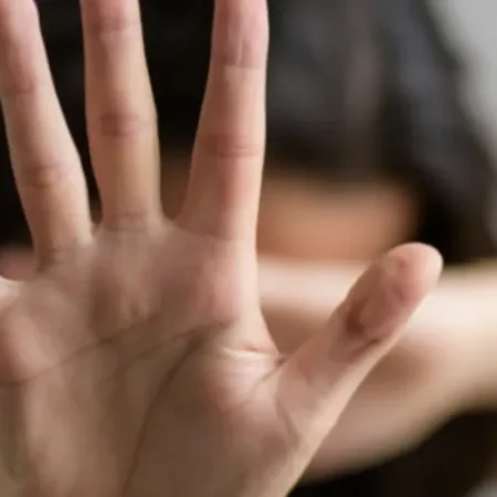 MULHER DENUNCIA EX-COMPANHEIRO POR AMEAÇA E TEM ROUPAS INCENDIADAS