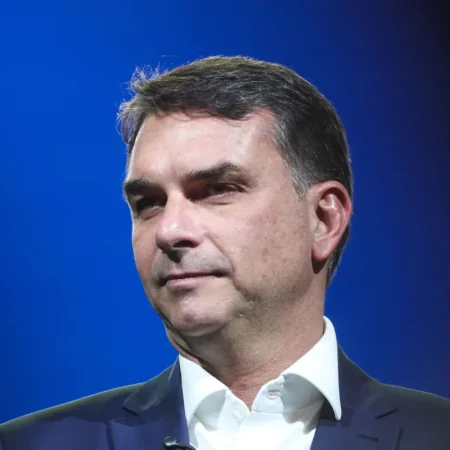 ASSESSORA DE TARCÍSIO E MINISTRO LIDERAM APOSTAS PARA STF CASO FLÁVIO VENÇA