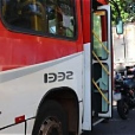 ACIDENTE ENTRE ÔNIBUS E MOTO DEIXA TRÂNSITO LENTO