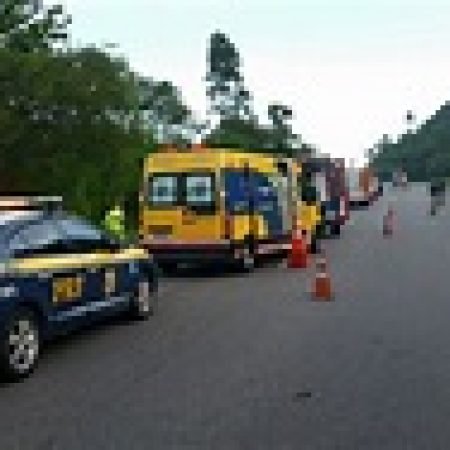 TRÊS PESSOAS FICAM FERIDAS APÓS CAPOTAMENTO NA BR