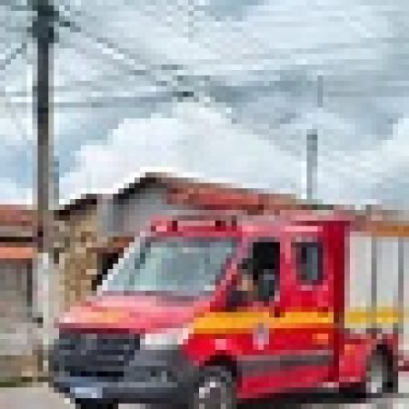 FIAÇÃO DE ALTA TENSÃO CAI SOBRE TELHADO DE ESCOLA E MOBILIZA CORPO DE BOMBEIROS
