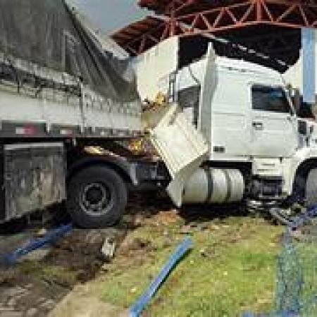 CARRETA DESGOVERNADA INVADE ESCOLA EM SÃO SEBASTIÃO E MOTORISTA FOGE APÓS COLISÃO ASSUSTADORA