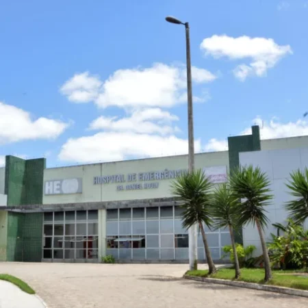 MULHER FICA COM FRATURA EXPOSTA APÓS SER ATROPELADA