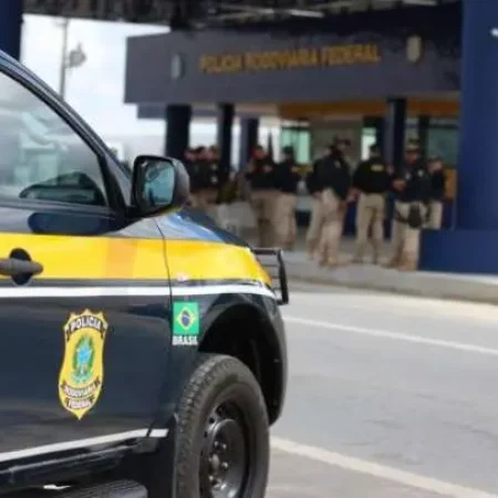 CAMINHÃO TOMBA NA BR-101 E CAUSA BLOQUEIO TOTAL DE PISTA