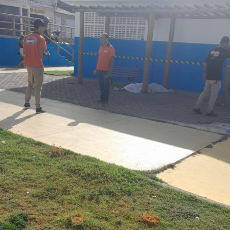 MULHER ENCONTRA CORPO DO IRMÃO MORTO A PEDRADAS EM PRAÇA