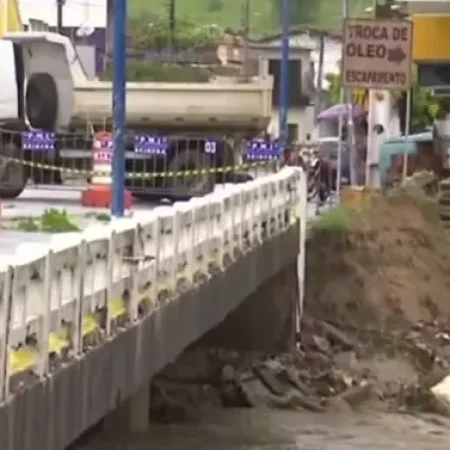 CHUVAS NA PARAÍBA: RIO TRANSBORDA, PONTE É DANIFICADA E MORADORES FICAM ILHADOS EM INGÁ; VEJA TRANSTORNOS NO ESTADO