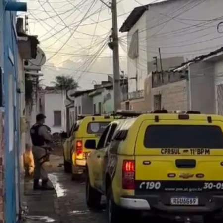 BATIDA ENTRE CARRO E MOTO DEIXA DUAS PESSOAS COM DORES E ESCORIAÇÕES