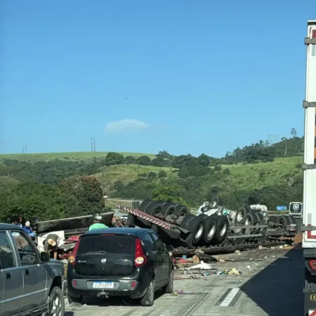CAPOTAMENTO DE CARRETA NA BR 101 PROVOCA LENTIDÃO; MOTORISTA FERIDO