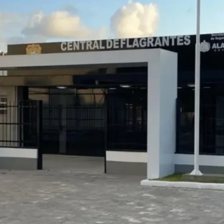 HOMEM ESPANCA COMPANHEIRA COM BARRA DE FERRO E TENTA ATACÁ-LA NA FRENTE DA PM
