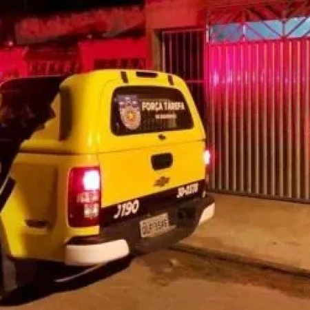 HOMEM AGRIDE COMPANHEIRA E USA DROGAS NA FRENTE DA CRIANÇA