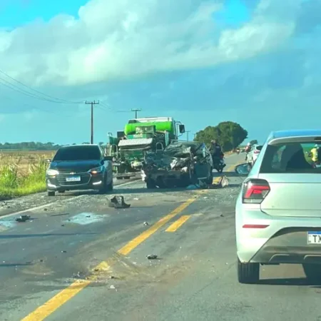 CARRO DE PASSEIO FICA DESTRUÍDO APÓS SER ATINGIDO POR CAMINHÃO; CONDUTOR MORRE