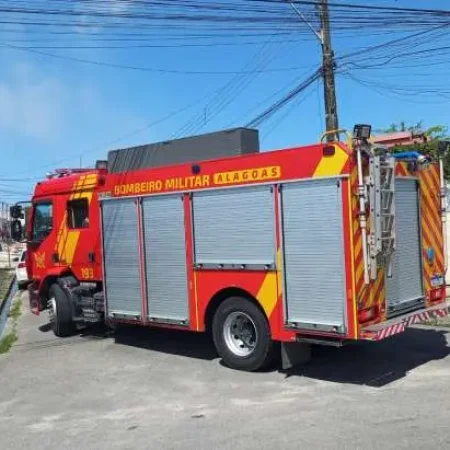 INCÊNDIO ATINGE RESIDÊNCIA E BOMBEIROS SÃO ACIONADOS