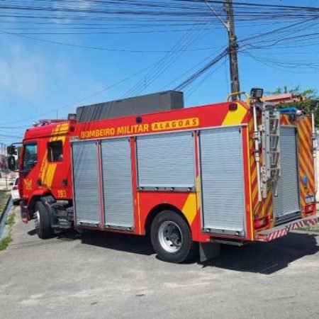 INCÊNDIO EM RESIDÊNCIA MOBILIZA CORPO DE BOMBEIROS NO MUNICÍPIO