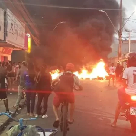 MORTE DE JOVEM EM ABORDAGEM POLICIAL GERA PROTESTOS NO JACINTINHO; VEJA VÍDEOS