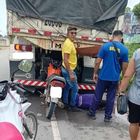COLISÃO ENTRE MOTO E CAMINHÃO DEIXA JOVEM FERIDO NA AL-101