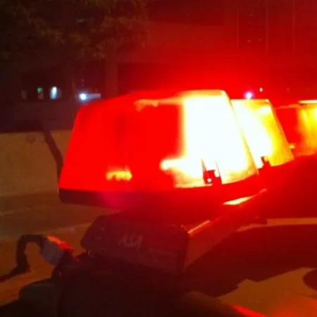HOMEM REAGE À ABORDAGEM, TENTA DERRUBAR POLICIAL E É PRESO POR TRÁFICO