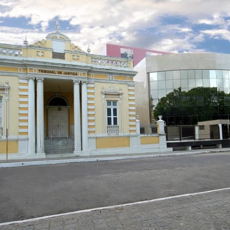 HOMEM É ESFAQUEADO EM FRENTE AO TRIBUNAL DE JUSTIÇA