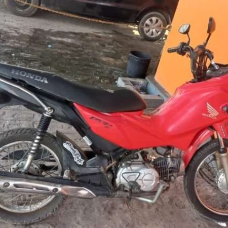 MOTOCICLETA COM QUEIXA DE ROUBO É RECUPERADA