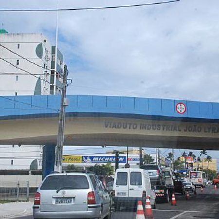 JOVENS SÃO PRESOS DANDO ‘CAVALO DE PAU’ EM VIADUTO
