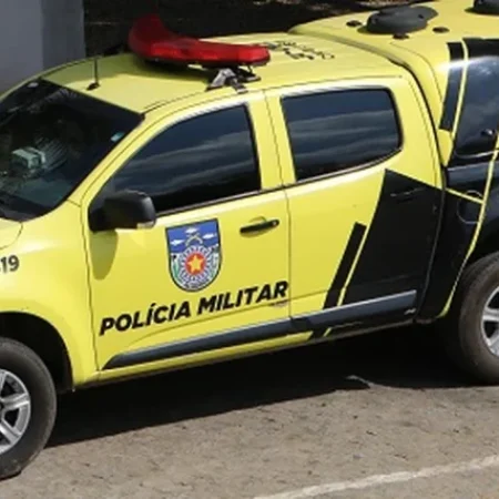 HOMEM AMEAÇA EX-ESPOSA NA FRENTE DE POLICIAIS: “SE ABUSAR, DOU CINCO TIROS NA CABEÇA”