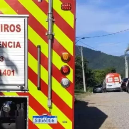 CAMINHÃO É ATINGIDO POR INCÊNDIO E MOBILIZA EQUIPES DO CORPO DE BOMBEIROS