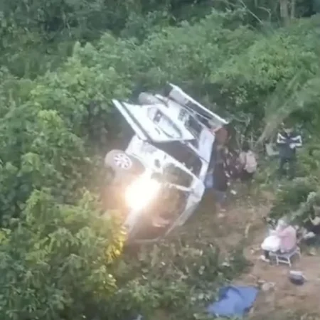 VAN CAI EM RIBANCEIRA E DEIXA 11 FERIDOS