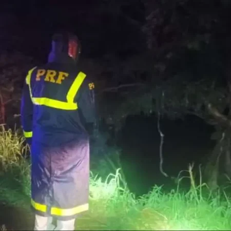 CAMINHÃO CAI EM REPRESA, MOTORISTA CONSEGUE SAIR, VOLTA À ÁGUA PARA TENTAR SALVAR A FILHA E DESAPARECE