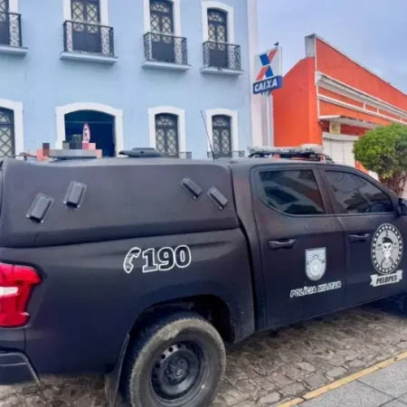 MULHER É PRESA AO TENTAR ABRIR CONTA COM DOCUMENTO FALSO