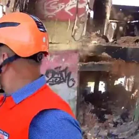 ESTRUTURA DE IMÓVEL DESABA DURANTE ENTREVISTA PARA TELEJORNAL