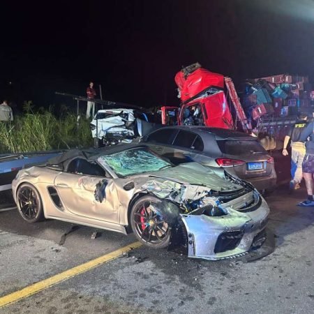 COLISÃO ENTRE CAMINHÕES DEIXA UM MORTO E DOIS FERIDOS GRAVES; PORSCHE É DESTRUÍDA (VEJA O VÍDEO)