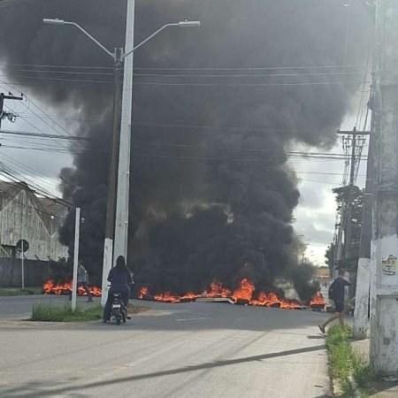 MORADORES BLOQUEIAM VIAS DA CAPITAL EM PROTESTO À FALTA DE ENERGIA HÁ MAIS DE 48H