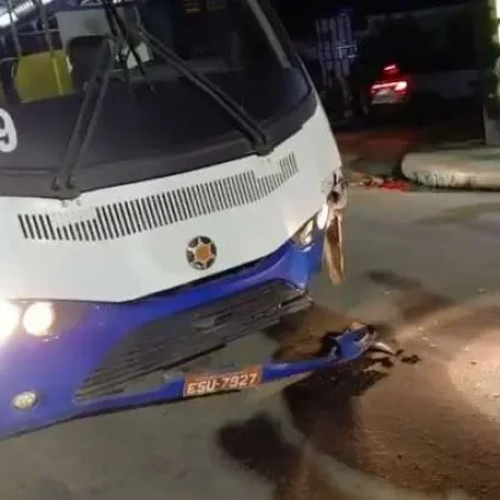 MOTOCICLISTA FICA FERIDO APÓS COLIDIR CONTRA ÔNIBUS