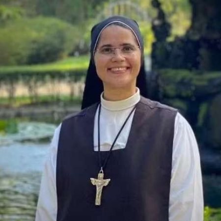 FREIRA BRASILEIRA MORRE AFOGADA AO SALVAR COLEGAS EM PRAIA