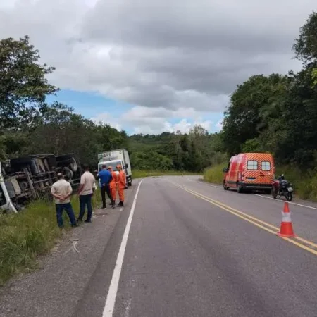 TOMBAMENTO DE CARRETA DEIXA TRÊS HOMENS FERIDOS NA ZONA RURAL