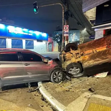CARRO CAPOTA E INVADE AÇOUGUE APÓS BATER CONTRA OUTRO VEÍCULO