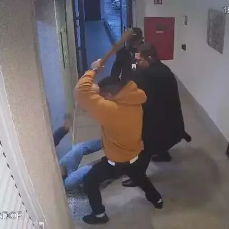 HOMEM É AGREDIDO COM PEDAÇO DE MADEIRA APÓS ESFAQUEAR EX-COMPANHEIRA E NAMORADO DELA