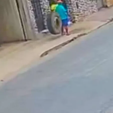RODA SE SOLTA DE CAMINHÃO E ATINGE EM CHEIO IDOSO NA CALÇADA