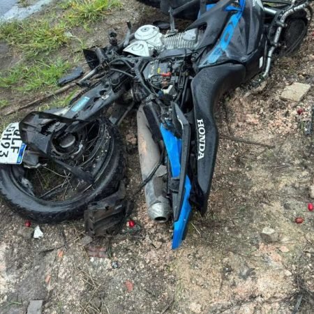 MULHER MORRE E OUTRA FICA FERIDA EM ACIDENTE NA AL 220