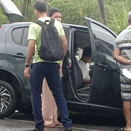 MOTORISTA FICA PRESO ÀS FERRAGENS APÓS COLISÃO COM ÔNIBUS; ASSISTA