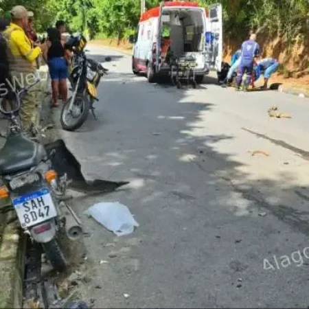 COLISÃO ENTRE MOTO E CARRO DEIXA VÍTIMA EM ESTADO GRAVÍSSIMO