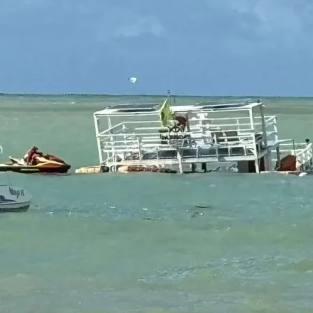 VENTOS FORTES E CHUVA INTENSA CAUSAM AFUNDAMENTO DE CATAMARÃ
